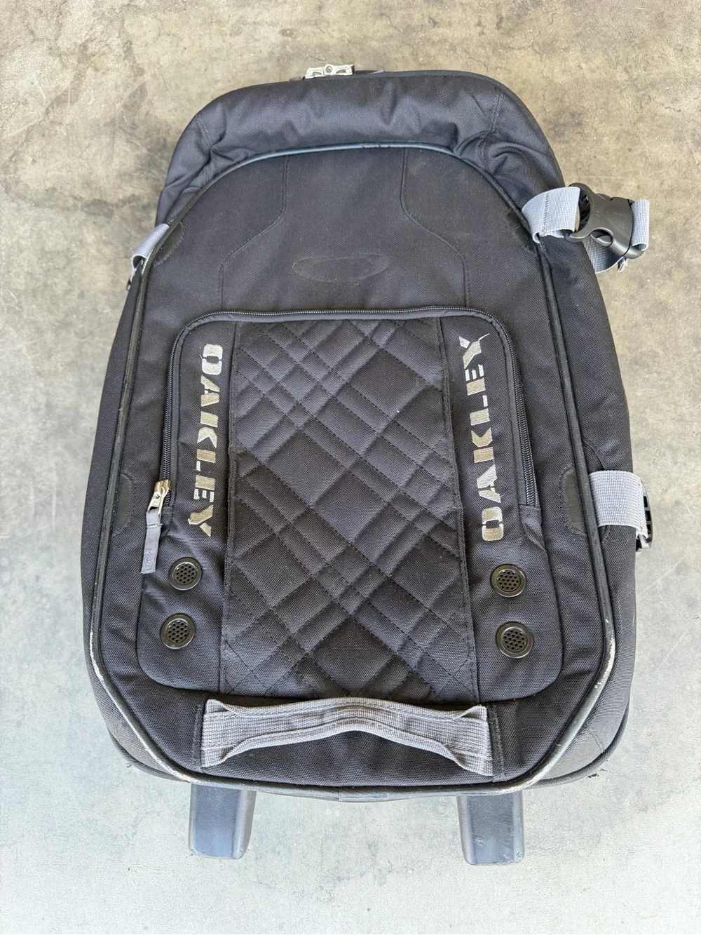 Oakley 39L Black Luggage 22” Upright Wheeled Carry On Roller Travel Bag Suitcase